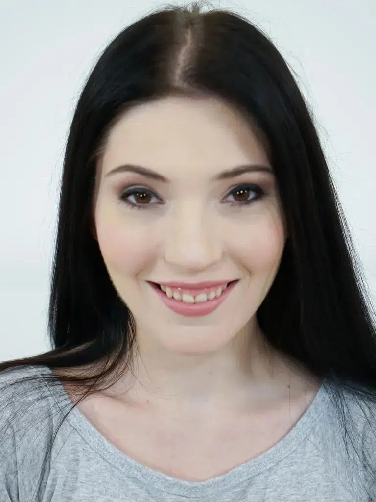 Mia Evans Biography: Wiki, Age, Career, Height, Weight, Boyfriend, Net Worth & More